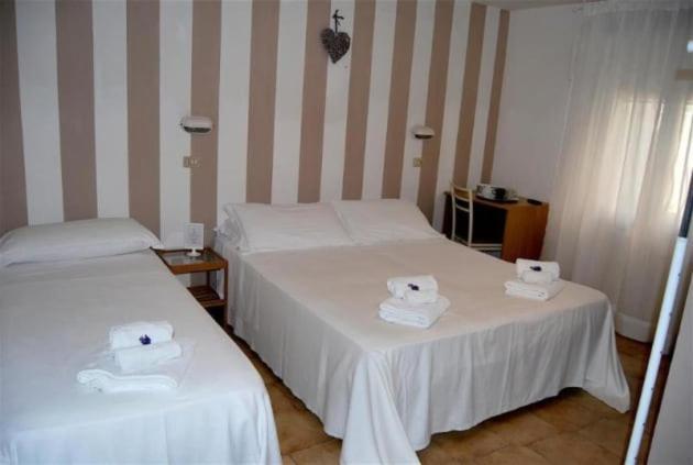 Hotel Abay Ріміні Екстер'єр фото